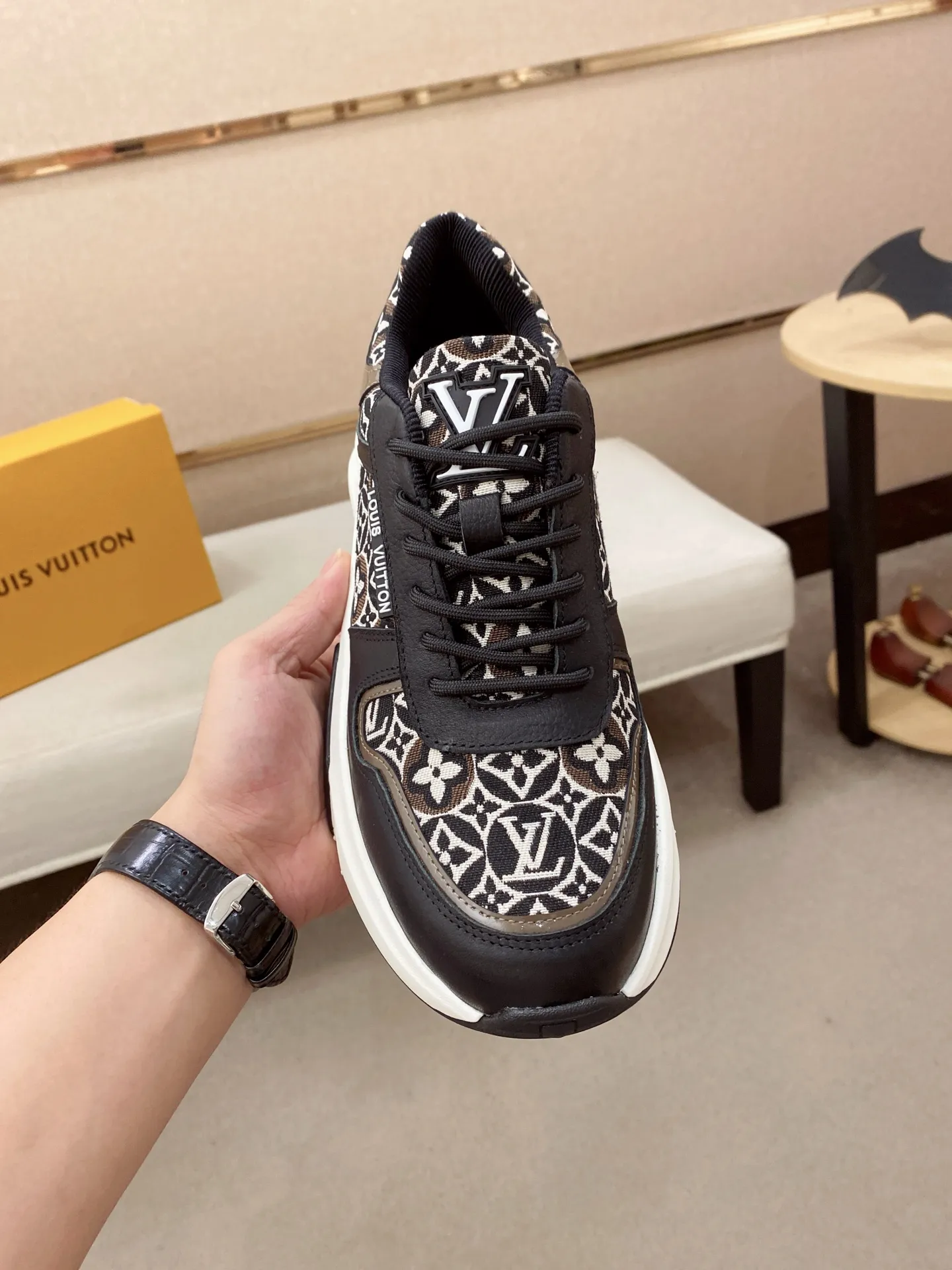 Men's shoes💰 462💰louis vuitton (Louis Vuitton/lv)🔍🔍The new counters are on sale at the same time. The uppers are imported from Italy. ️Re-engraved🇮🇹💪💪, ⚠Sole: The original sole is specially provided by the original factory, the exclusive movable molded sole is super comfortable, ⚠Original factory follow-up goods, 🔍🔍high quality, you can go in and out of the counter at will, welcome to compare⚠. Code number: 38-44 (45/46 customized, non-refundable)